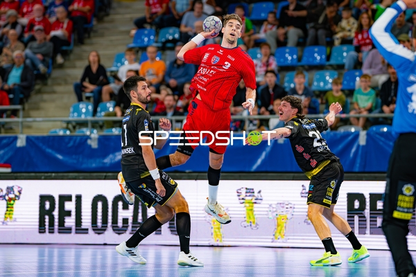 Nikola Vlahovic (3; SG BBM Bietigheim) im Sprungwurf gegen Jannes Krone (23; HSC 2000 Coburg) und Viktor Glatthard (11; HSC 2000 Coburg)