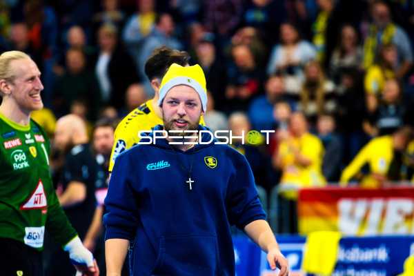 Spieler auf dem Feld nach einem Handballspiel