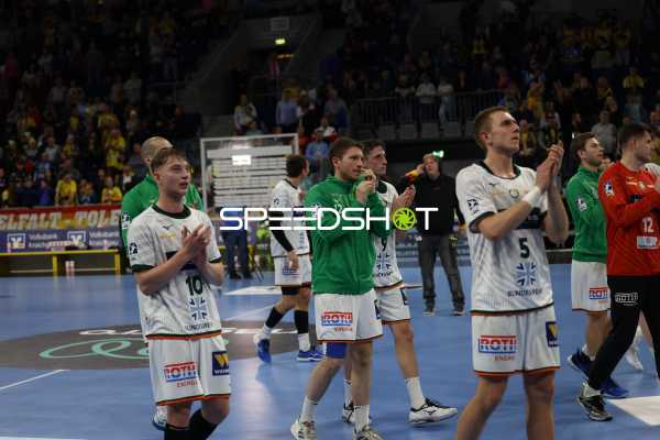 Spieler klatschen nach dem Spiel
