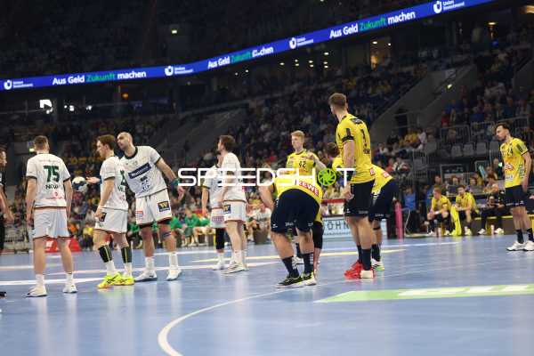 Ein Spielerwechsel findet auf dem Spielfeld statt.