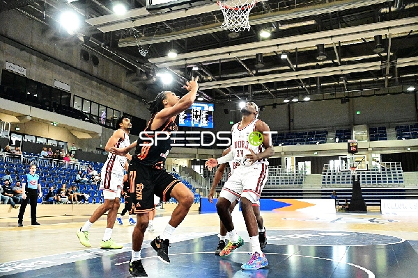 Spieler unter dem Korb