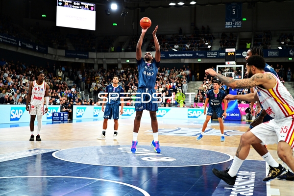 Freiwurf von Samuell Williamson (10; MLP Academics Heidelberg)