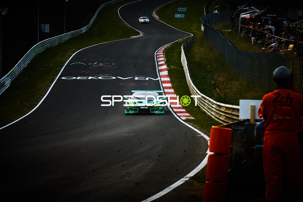 Rennfahrzeug auf der Rennstrecke