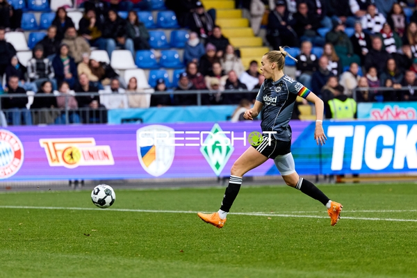 Spielerin läuft zum Ball