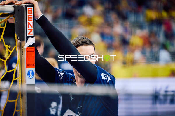 Ein Spieler von THW Kiel lehnt am Torpfosten.