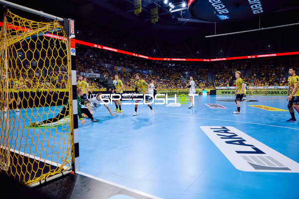 Ein Spieler von THW Kiel versucht ein Tor zu erzielen, während die Rhein Neckar Löwen verteidigen.