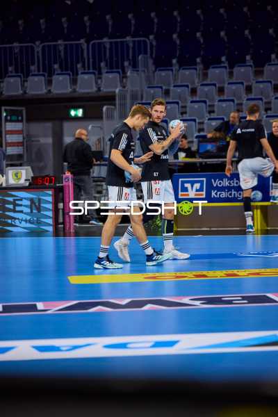 Aufwärmen der Spieler von THW Kiel auf dem Spielfeld.