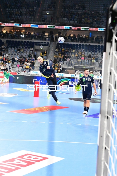 Handballspieler spielen den Ball in der SAP Arena