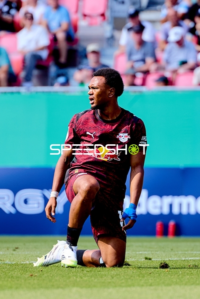 Schmerzen für Loïs Openda (11; RB Leipzig) am Boden