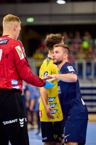 Spieler begrüßen sich