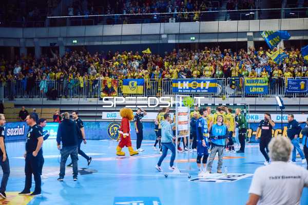Spieler und Offizielle betreten das Spielfeld nach Spielende.