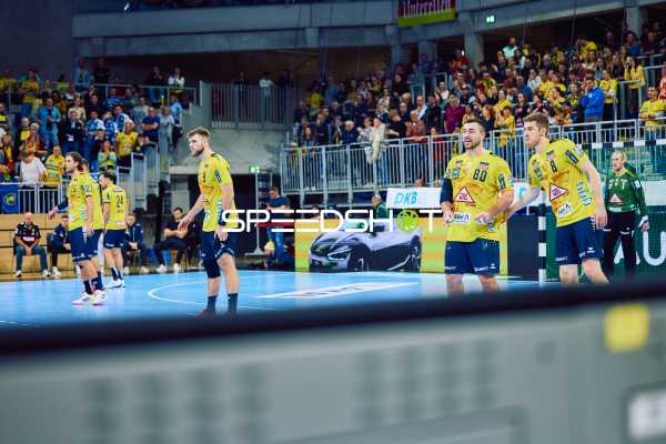 Spieler von Rhein Neckar Löwen bereiten sich auf den Spielbeginn vor.