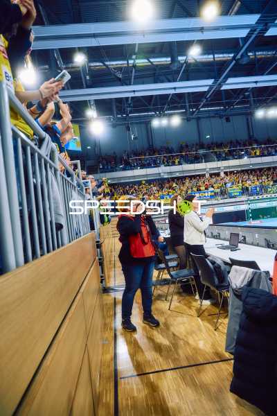 Die Menge im Stadion jubelt und filmt das Spiel.