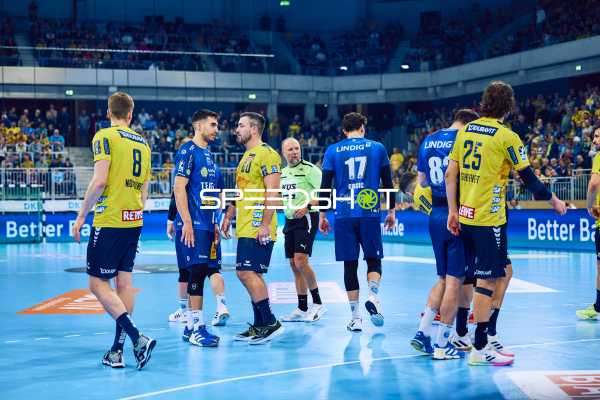 Spieler beider Teams befinden sich auf dem Spielfeld und scheinen miteinander zu interagieren.