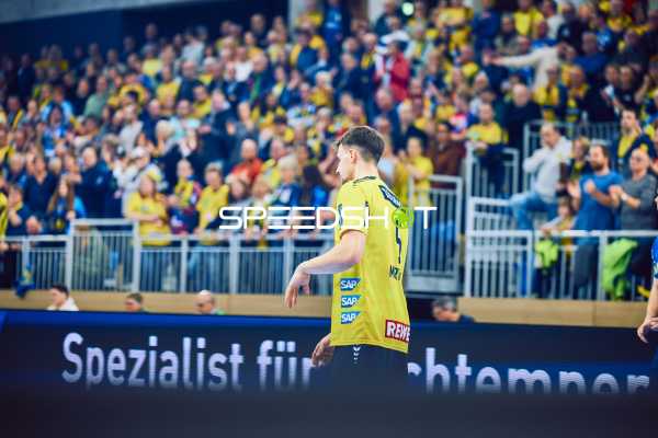 Spieler läuft über das Spielfeld