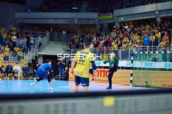 Ein Spieler von Rhein Neckar Löwen macht einen Torwurf gegen ThSV Eisenach.