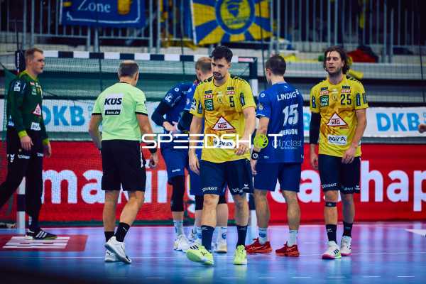 Die Spieler der Rhein Neckar Löwen und ThSV Eisenach stehen auf dem Spielfeld, bereit für den Spielstart.