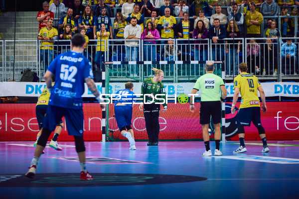 Ein Spieler von Rhein Neckar Löwen versucht einen Angriff gegen ThSV Eisenach.
