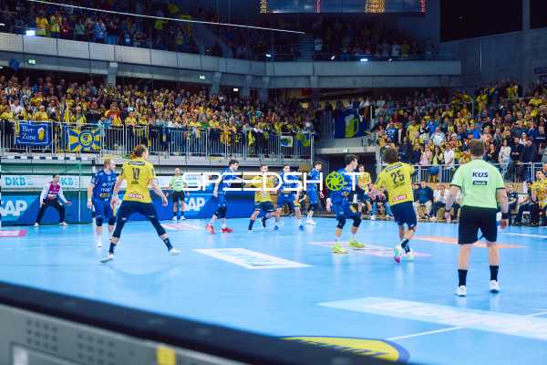 Ein Spieler der Rhein Neckar Löwen versucht, den Ball an der Abwehr von ThSV Eisenach vorbeizuspielen.