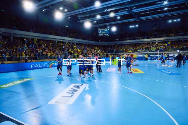 Spieler auf dem Spielfeld während der Halbzeitpause