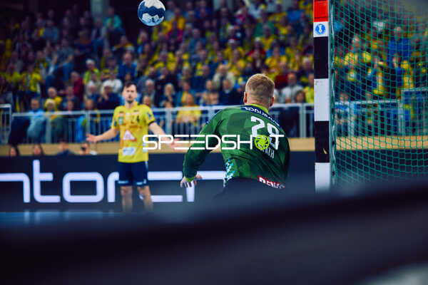 Ein Torwart von ThSV Eisenach versucht, den Ball zu fangen.