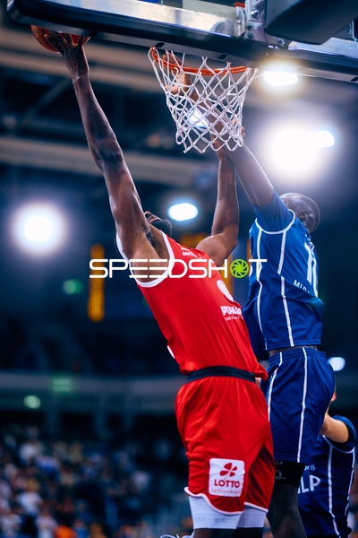 Spannender Dunk im Basketballspiel