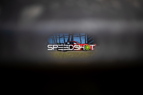 Rennfahrzeug auf der Rennstrecke