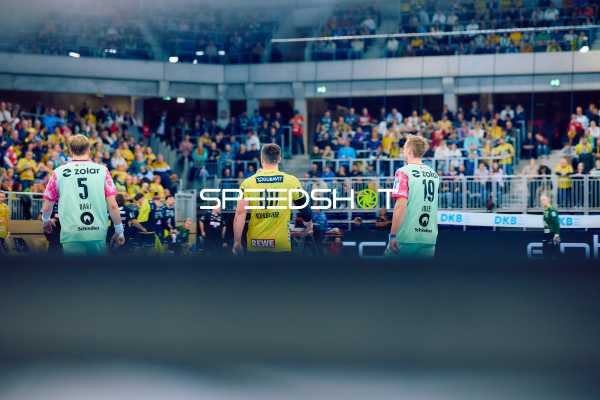Spieler laufen Richtung Spielfeld.