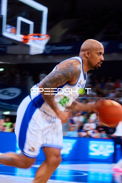 dribbelt Jordan Theodore (25;Frankfurt Skyliners)