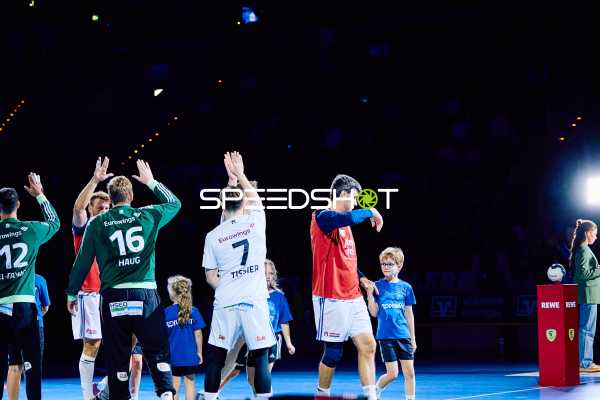 Einlauf der Spieler und Kinder vor dem Spiel.