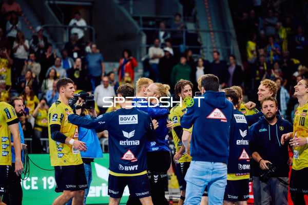 Spieler von Rhein Neckar Löwen feiern