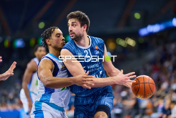 Spielaktion mit Mateo Seric (21; MLP Academics Heidelberg) und Garai Zeeb (3; Frankfurt Skyliners)