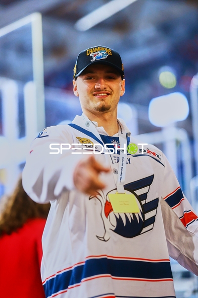 Adler Mannheim Spieler feiert Sieg im Halbfinale