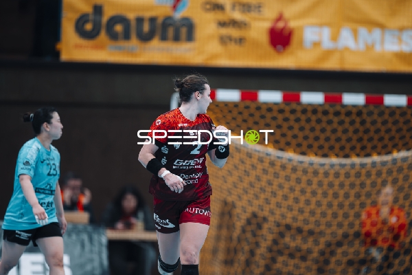 Szene mit Mareike Thomaier (2; HSG Bensheim/Auerbach) und Natsuki Aizawa (23; Thüringer HC)