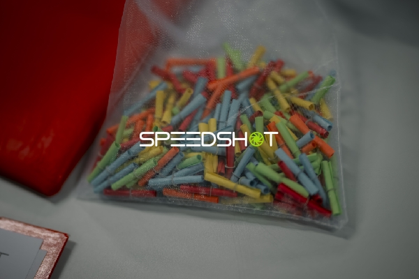 Beutel mit bunten Röhrchen