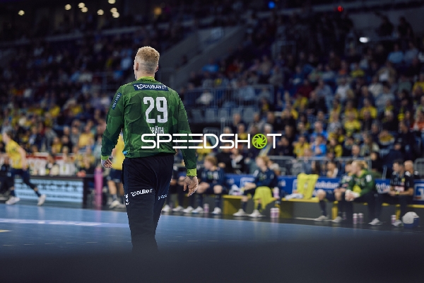 Ein Torwart von SC Magdeburg steht auf dem Spielfeld.