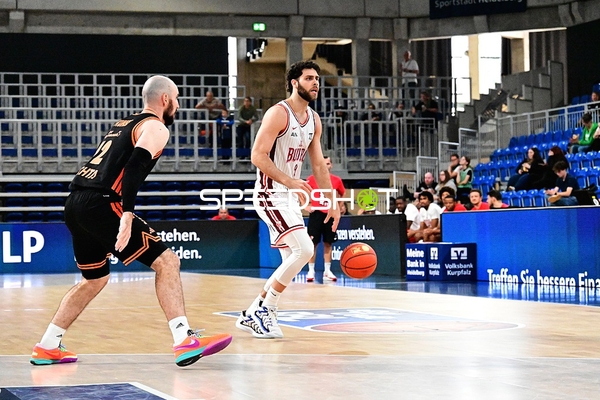 William McDowell-White (9; JL Bourg Basket) dribbelt auf dem Court