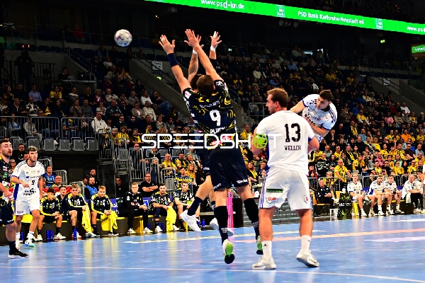 Szene mit Jacob Lassen (9; HSV Hamburg) und Jannik Kohlbacher (80; Rhein Neckar Löwen)