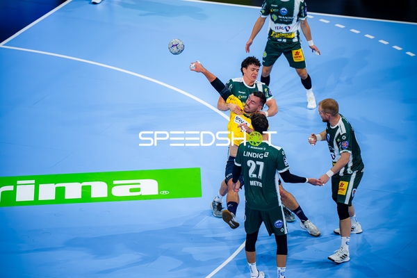 Kampf um den Ball zwischen Jannik Kohlbacher (80; Rhein Neckar Löwen) und Tillman Leu (99; ThSV Eisenach)