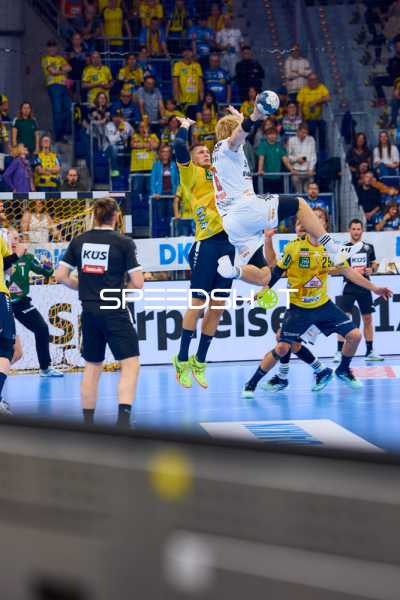 Ein Spieler von den Rhein Neckar Löwen springt hoch, um den Ball aufs Tor zu werfen.