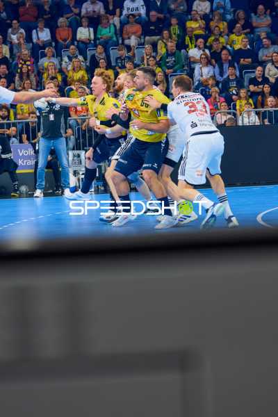 Kampf um den Ball zwischen den Spielern