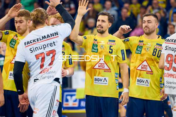 Spieler begrüßen sich auf dem Spielfeld