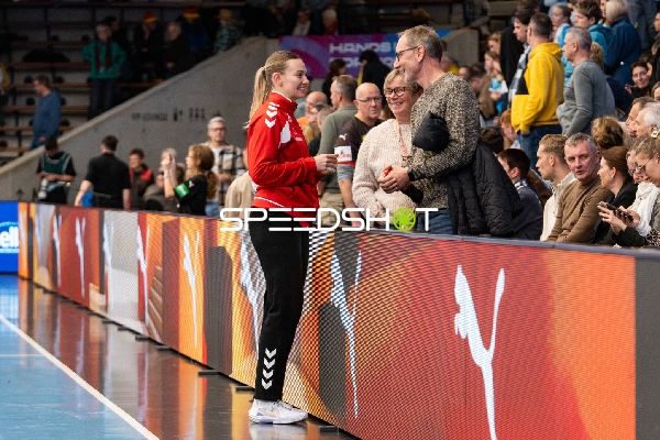 Lea Schüpbach (1; Schweiz) im Gespräch am Spielfeldrand