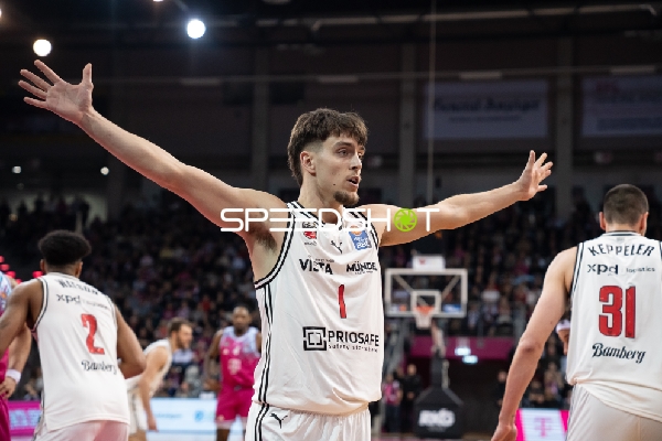 Szene mit Zachary Ensminger (1; BMA Bamberg Baskets) beim Verteidigen