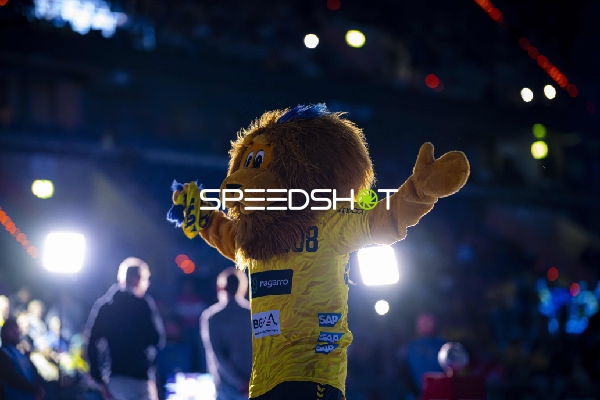 Maskottchen der Rhein Neckar Löwen begrüßt Fans