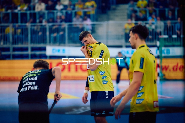 Spieler des Rhein Neckar Löwen-Teams bereiten sich vor