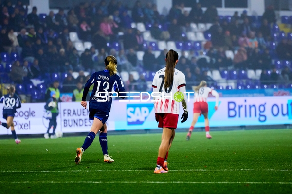 Spieler laufen auf dem Feld