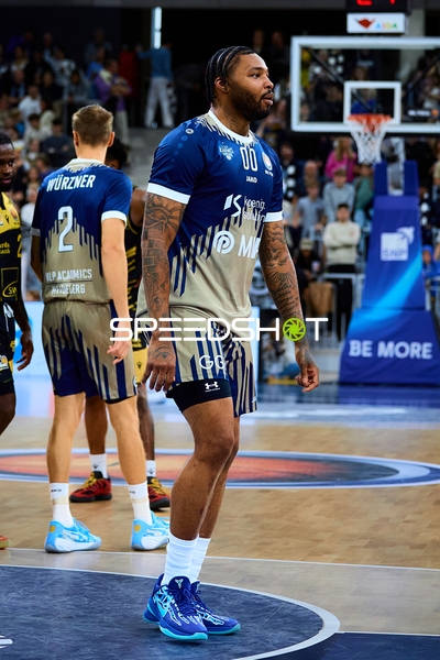 Spielszene mit DJ Horne (0; MLP Academics Heidelberg) und Tray Buchanan (2; MHP Riesen Ludwigsburg)