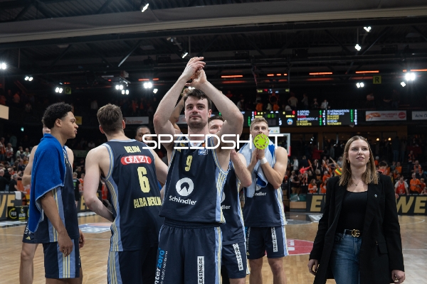 Szene mit Jonas Mattisseck (9, Alba Berlin) und Teamkollegen nach dem Spiel