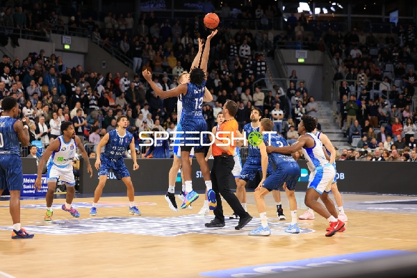 Spielaktion mit Mateo Seric (21; MLP Academics Heidelberg) und William Christmas (8; Frankfurt Skyliners)